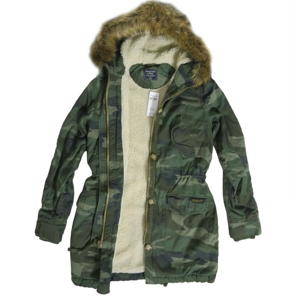 Abercrombie and Fitch women’s camo winter parka - Picture 2 of 2